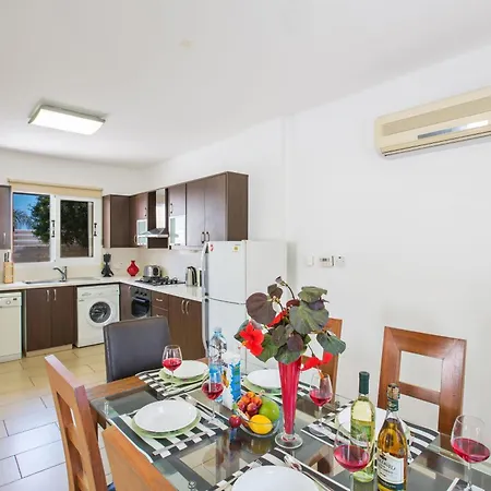 Moderne Ferienvilla Pv5 Mit Grossem Garten Ferienhaus Protaras